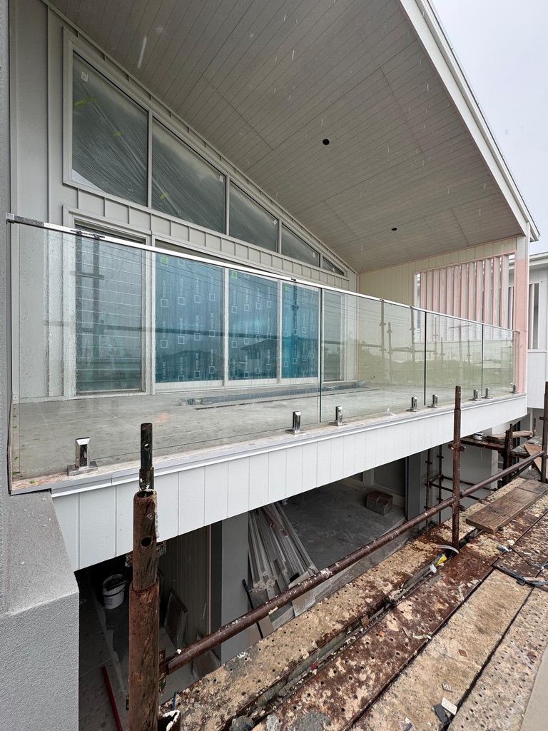 Balcony glass balustrade with spigot fixings